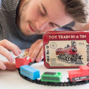 Train in a Tin. Tren de juguete en caja de metal con locomotora a pilas